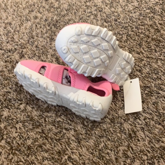 Gap Closed Toe Sandal Size 7/8 - Picture 2 of 3